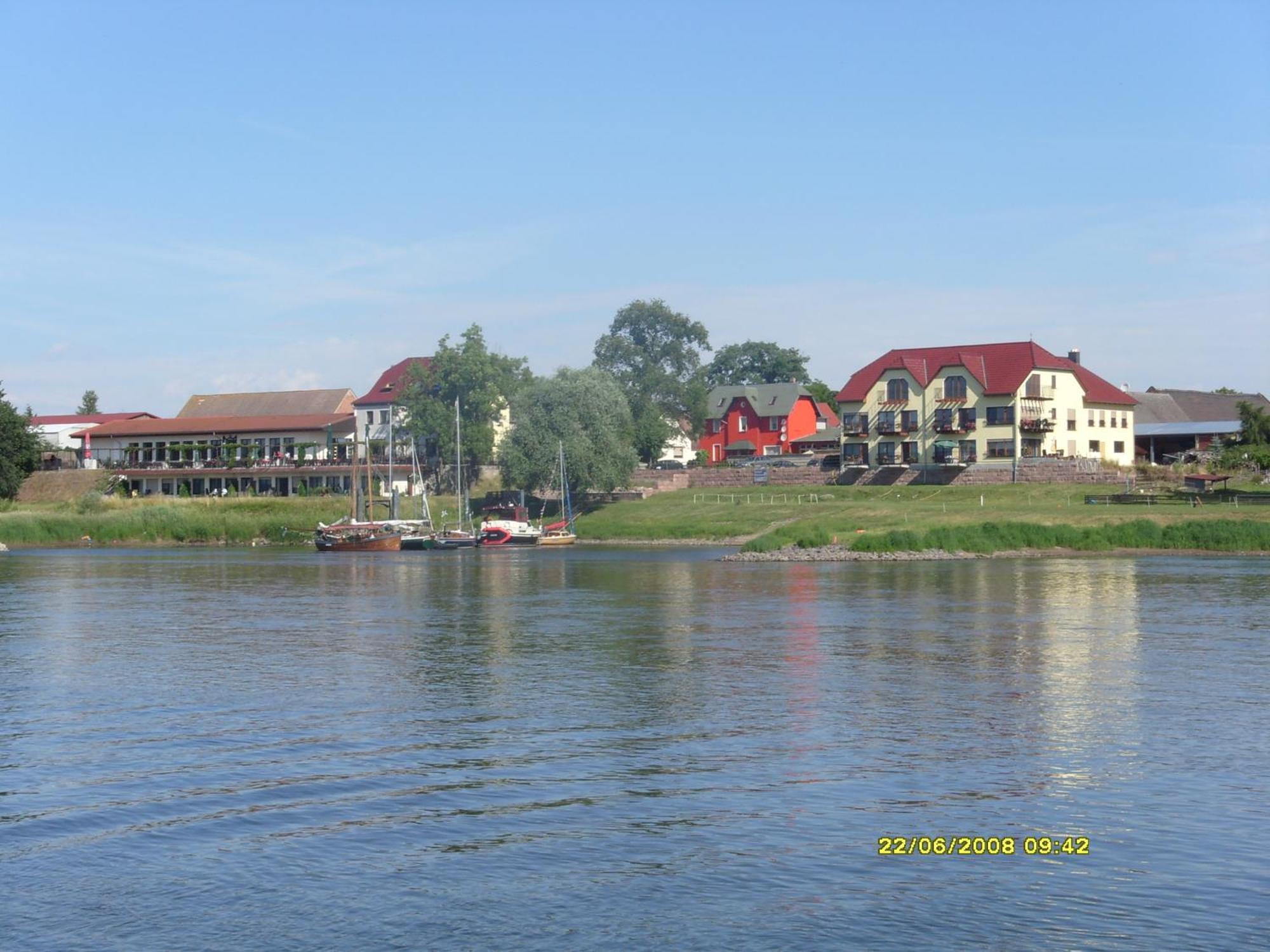Готель Elbterrassen Zu Brambach Dessau-Rosslau Екстер'єр фото